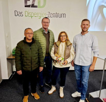 Der Ausschuss für Wirtschaftsförderung beim Firmenbesuch im EZD - Europäischen Zentrum für Dispersionstechnologien