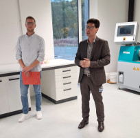 Der Ausschuss für Wirtschaftsförderung beim Firmenbesuch im EZD - Europäischen Zentrum für Dispersionstechnologien