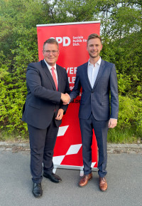 Holger Grießhammer, SPD-Fraktionsvorsitzender im Bayerischen Landtag gratuliert Patrick Zeidler