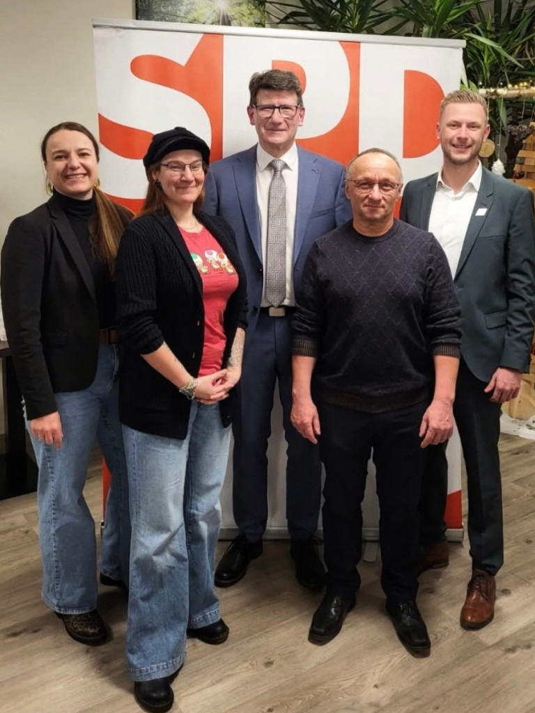 Von der SPD Selb gratulierten dem Landratskandidaten Wieland Schletz (Mitte) bei der Nominierungsveranstaltung in Bad Weißenstadt recht herzlich: (von links) die Stadtratskandidatinnen Melanie Graf und Tamara Pohl, Ortsvorsitzender Roland Graf und Oberbürg