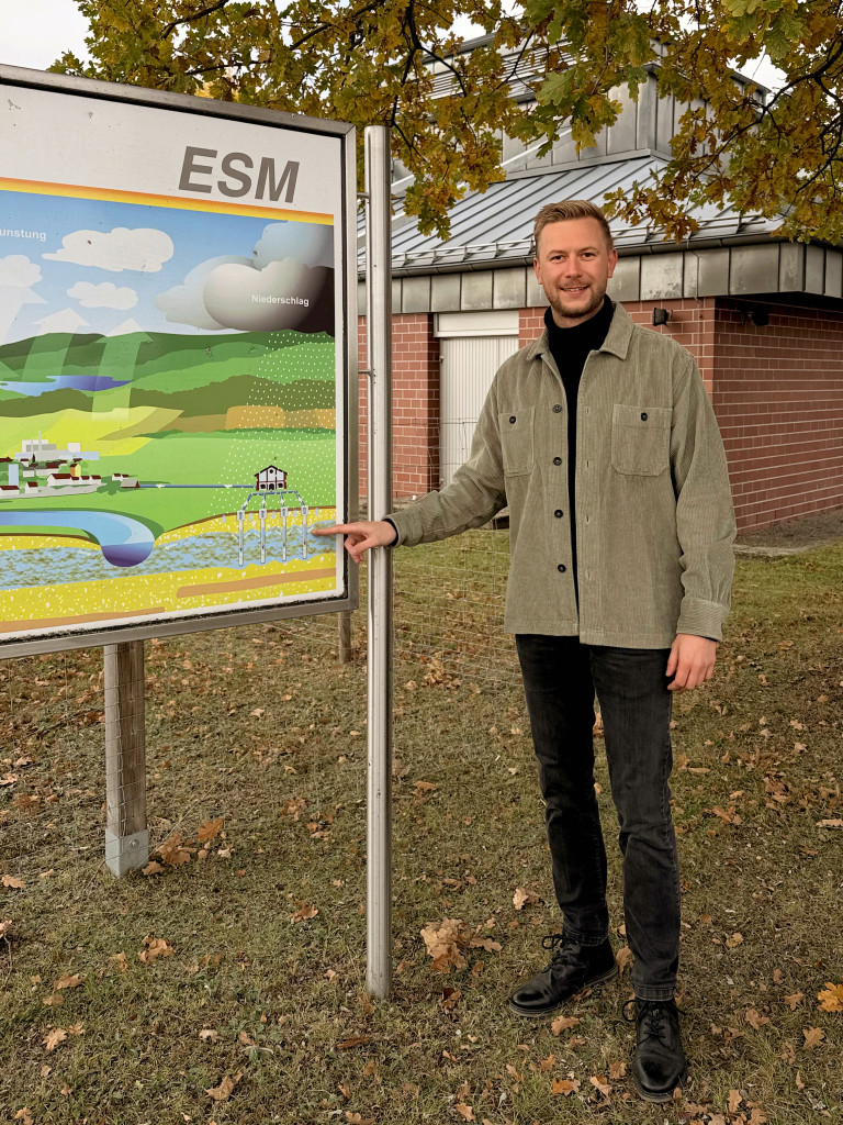 Patrick Zeidler vor dem Trinkwasserhochbehälter "Karrenbühl" bei Oberweißenbach
