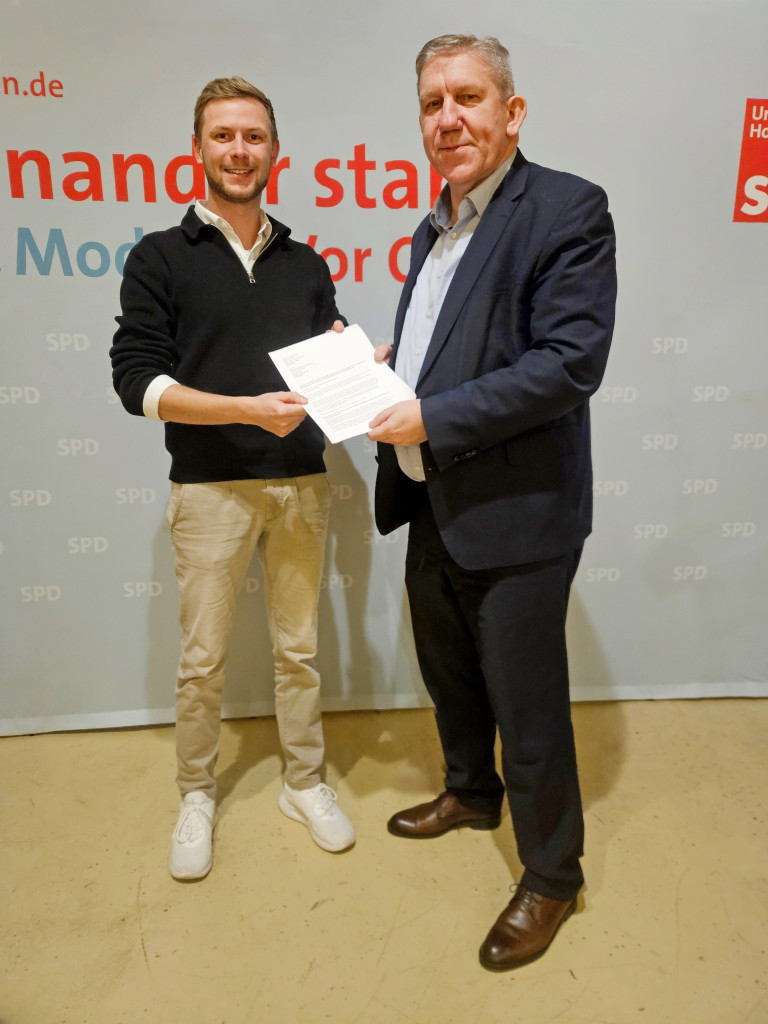 Seinen Vorschlag an Verteidigungsminister Boris Pistorius hat der Selber SPD-Oberbürgermeisterkandidat Patrick Zeidler (links) an den Bundestagsabgeordneten Andreas Schwarz, der stellvertretendes Mitglied im Verteidigungsausschuss ist, übergeben.