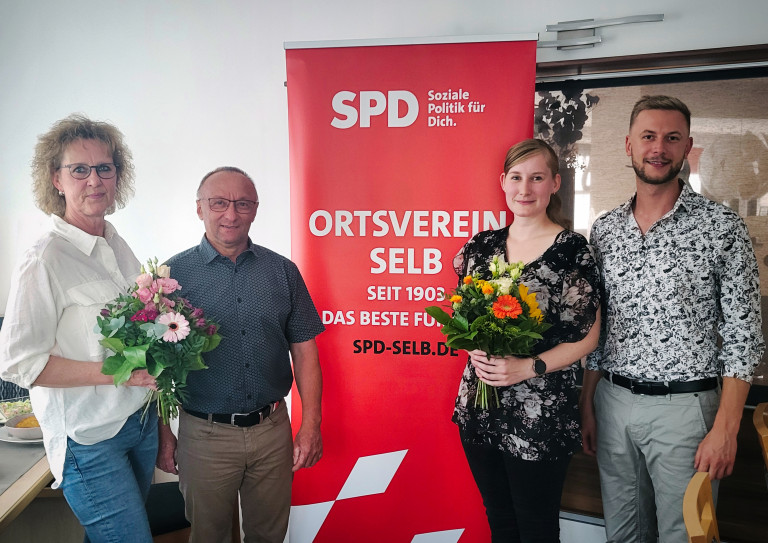 Pflege als Zukunftsaufgabe: Beim SPD-Stammtisch sprachen (v.l.) Annette Behrens und Lucy Kreschnak von der Hauskrankenpflege Behrens über Chancen und Herausforderungen der Pflege. Mit auf dem Foto (v.l.): SPD-Ortsvorstand  Roland Graf und OB-Kandidat Patrick Zeidler