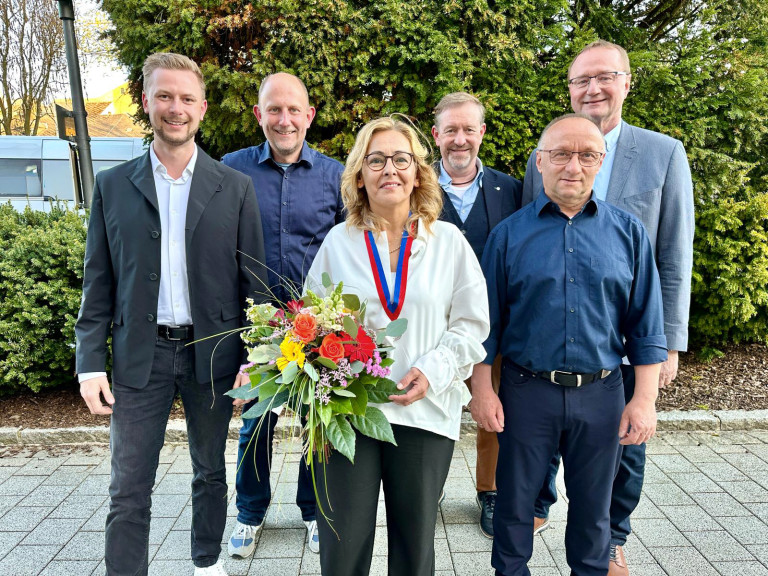 Die Franktion der SPD Selb bedankt sich sehr herzlich bei Ayse Tansev für ihr langjähriges und wertvolles Engagement im Stadtrat. Von links: Patrick Zeidler, Volker Seitz, Ayşe Tansev, Kai Hammerschmidt, Roland Graf und Walter Wejmelka.