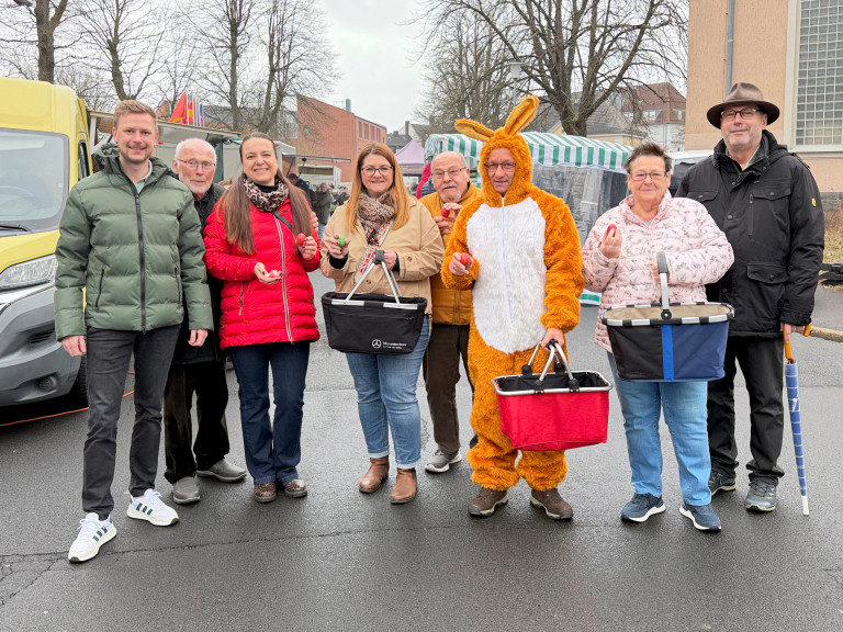 Die SPD Selb mit dem "Osterhasen" auf dem Selber Wochenmarkt