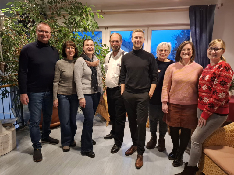 Bunter Weihnachtsnachmittag im AWO Seniorenheim - von links: Fraktionsvorsitzender Walter Wejmelka, Ursula Künzel, Melanie Graf, Thomas Lachmann, Patrick Zeidler, Elke Schertel, Lisa Wunderlich, Lucienne Kreschnak