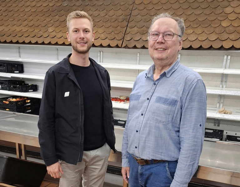 SPD-Oberbürgermeisterkandidat Patrick Zeidler (links) beim Besuch der Selber Tafel mit Peter Enzi (rechts) vom Malteser Hilfsdienst e.V., Gliederung Selb.