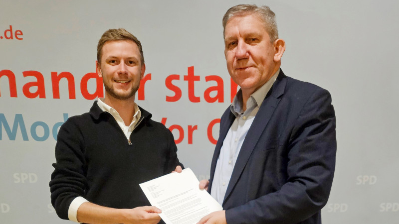 Patrick Zeidler bei der Übergabe des Briefs an Boris Pistorius an Andreas Schwarz